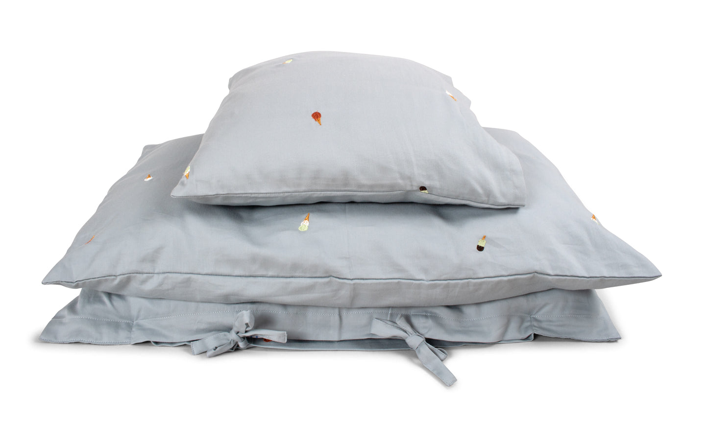 Økologisk BABY sengetøj fra Filibabba - broderet Cool Summer design i Pearl Blue