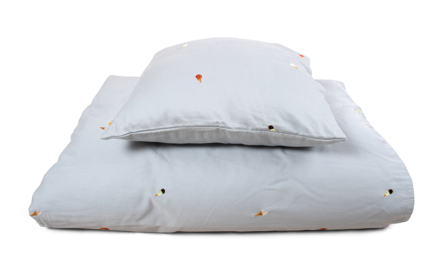 Økologisk JUNIOR sengetøj fra Filibabba - broderet Cool Summer design i Pearl Blue