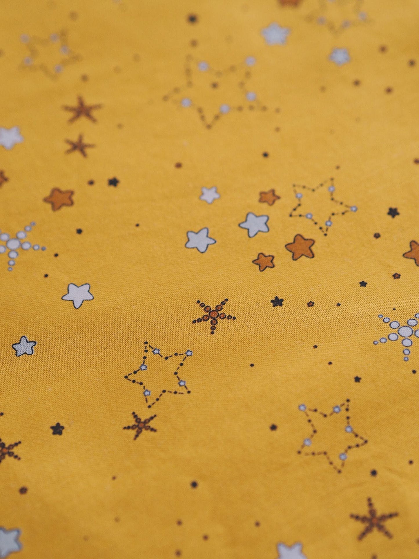 Økologisk JUNIOR sengetøj fra Filibabba - mustard m. stjerner