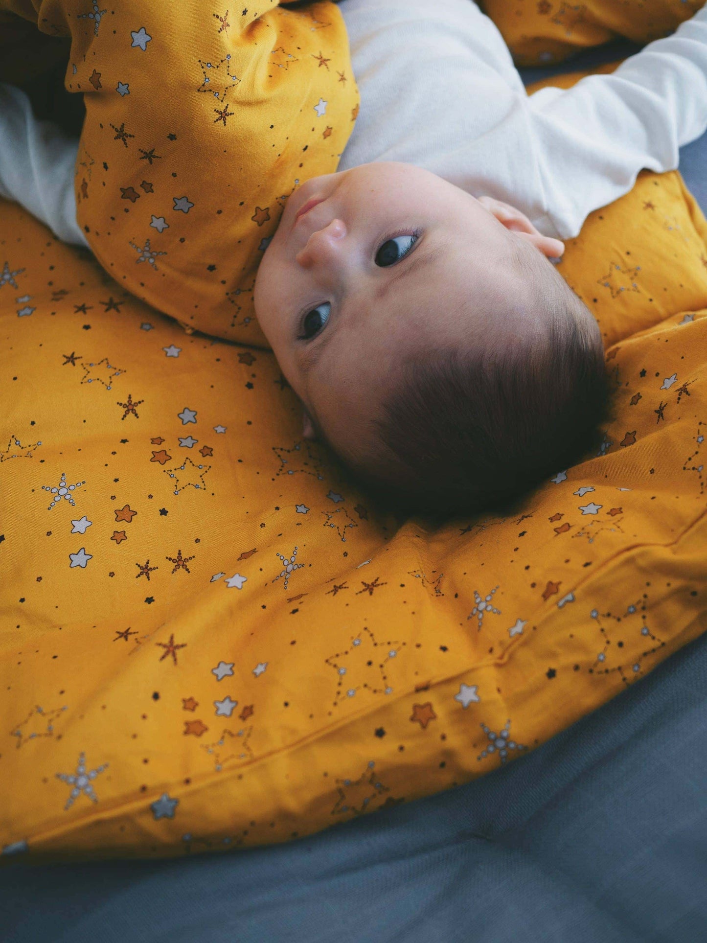 Økologisk BABY sengetøj fra Filibabba - mustard m. stjerner